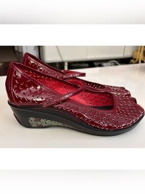 BNWOT Jambu Burgundy Peep Toe Wedge Sandals Size 9